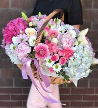 Цветочная композиция из Розы, Хризантемы, Пионы и Лизиантусы в корзине в Агинском