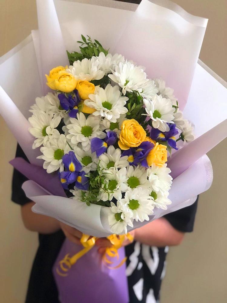 Букет цветов из: Ирисы, Хризантемы и Розы в Агинском