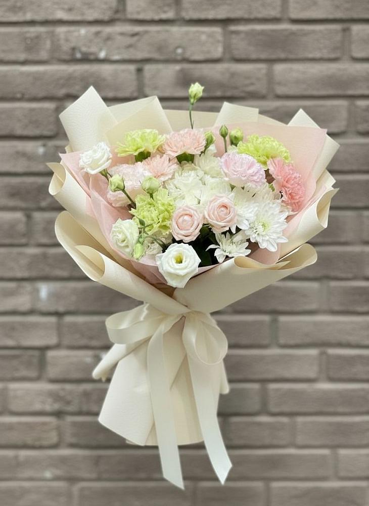 Букет цветов из: Гвоздики, Розы, Лизиантусы и Хризантемы в Агинском