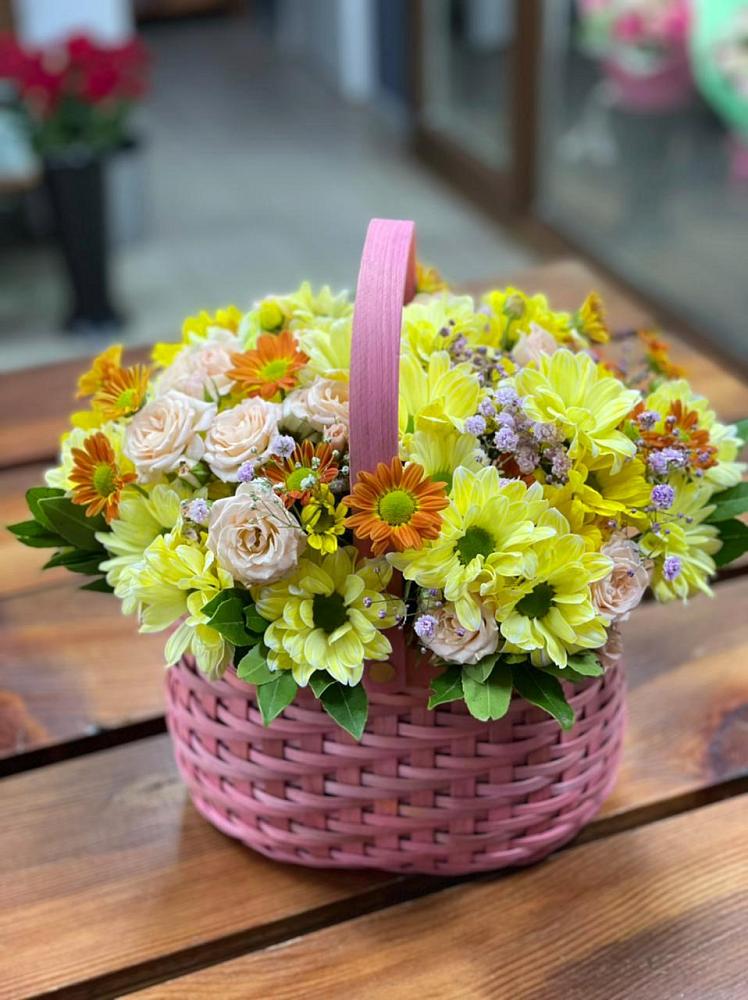 Цветочная композиция из Хризантемы и Розы в корзине в Агинском