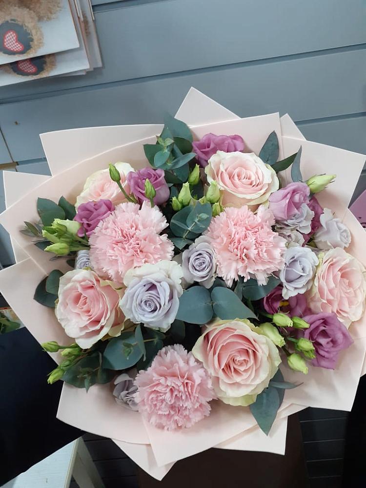 Букет цветов из: Розы, Гвоздики и Лизиантусы в Агинском