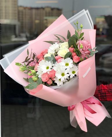 Букет цветов из: Розы, Лизиантусы и Хризантемы в Агинском